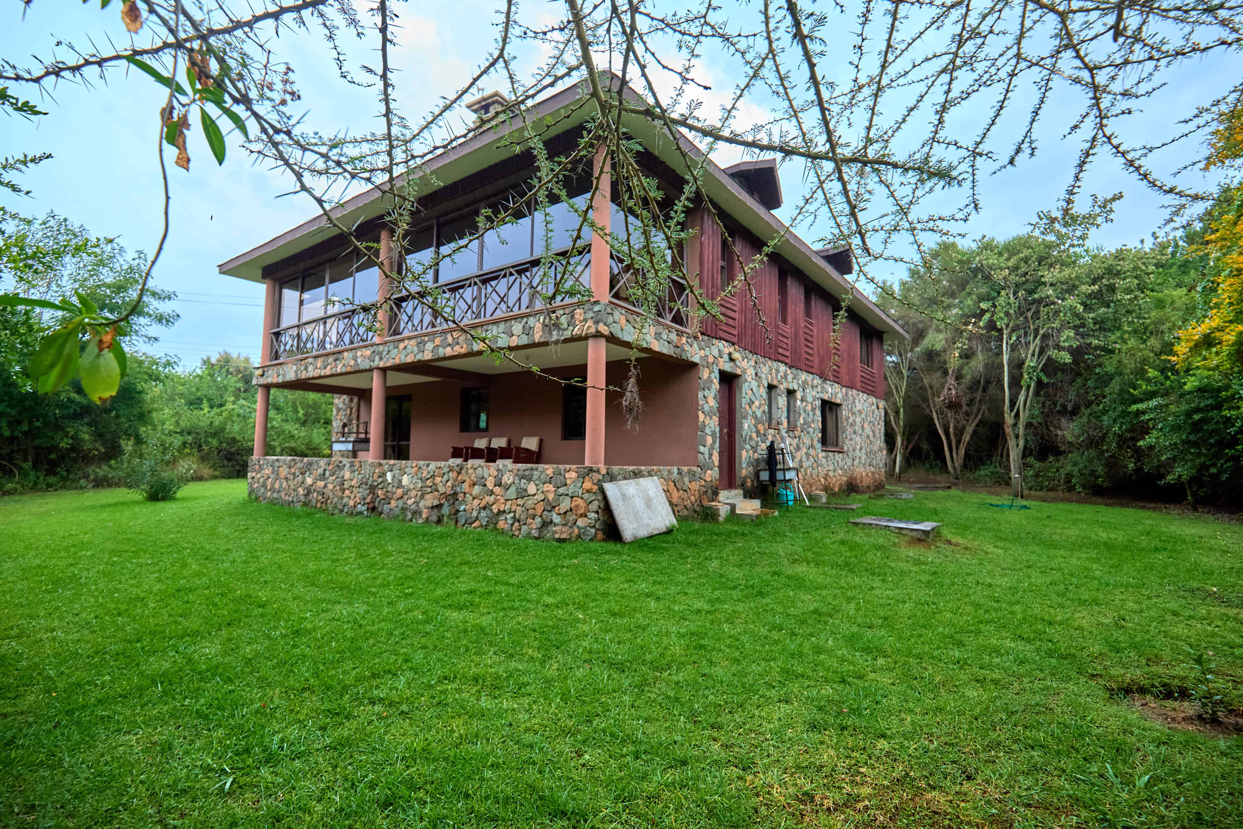 Side view with covered outdoor areas and natural vegetation